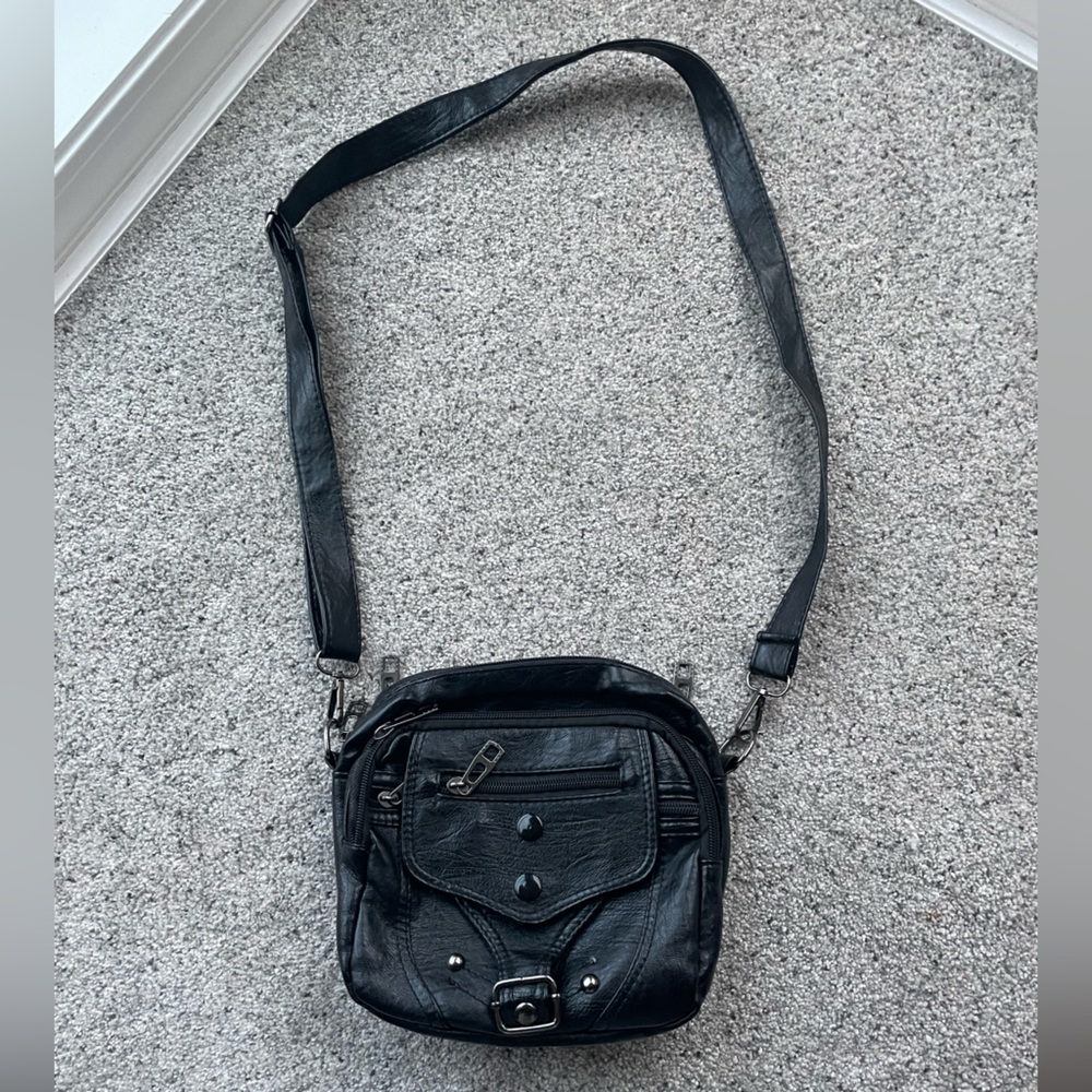 Adjustable cross over purse with buckle design